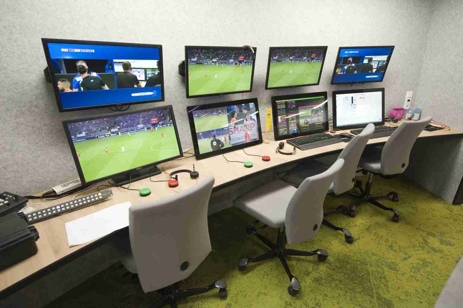 Sala de monitoramento VAR de futebol