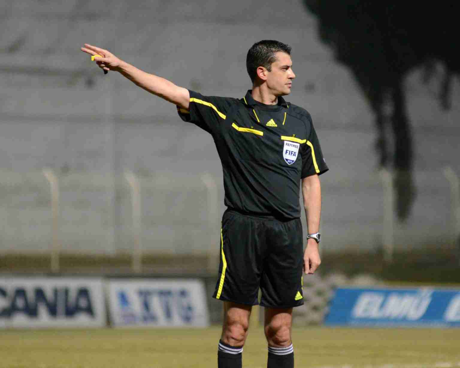 sinal de arbitro de futebol 1536x1229 1